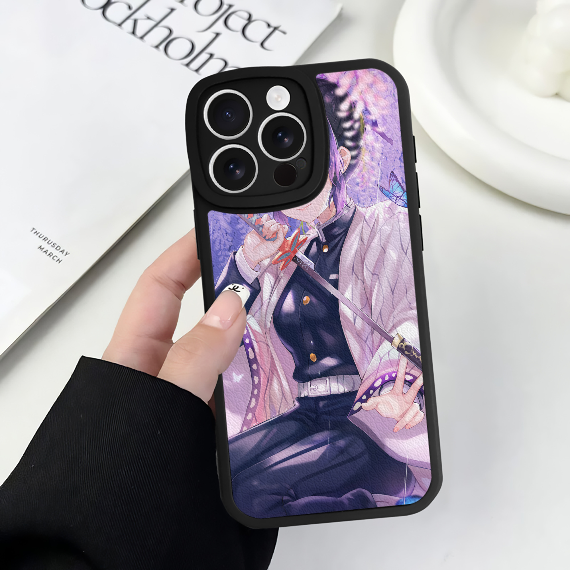 （画像用） 鬼滅の刃（きめつのやいば）蟲柱-胡蝶 しのぶ／こちょう しのぶ Kochou Shinobu 【iPhone 16シリーズ対応】シリコンスマホケース（レザー調） 材質：シリコン
